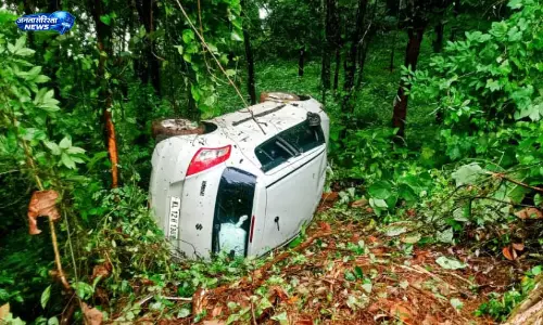 Kerala : पदियूर पूव्वथ में कार खाई में गिरी, तीन सदस्यीय परिवार बाल-बाल बचा Kerala : पदियूर पूव्वथ में कार खाई में गिरी, तीन सदस्यीय परिवार बाल-बाल बचा