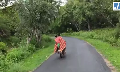 पति की बेबसी...यह मंजर झकझोर देने के लिए काफी है पति की बेबसी...यह मंजर झकझोर देने के लिए काफी है