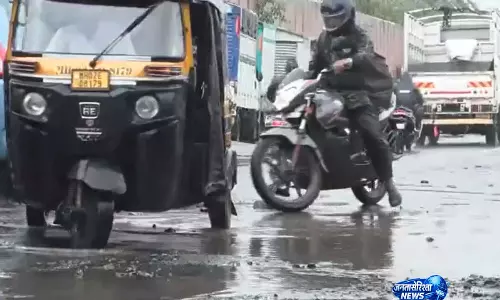 Maharashtra: बारिश से मुंबई के कुर्ला-अंधेरी रोड पर जलभराव और गड्ढों की समस्या बढ़ी Maharashtra: बारिश से मुंबई के कुर्ला-अंधेरी रोड पर जलभराव और गड्ढों की समस्या बढ़ी
