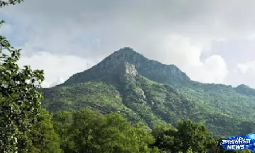 मानसून में बादलों से ढक जाते हैं Deoghar के पहाड़