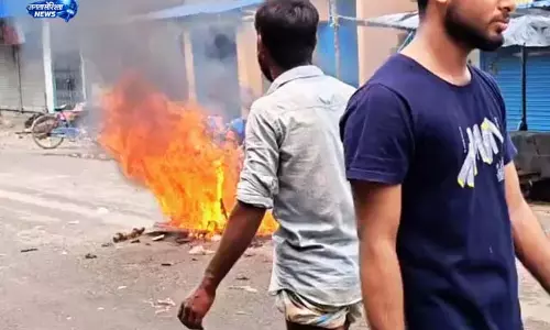 पुलिस कैंप पर भीड़ का हमला, हालात तनावपूर्ण पुलिस कैंप पर भीड़ का हमला, हालात तनावपूर्ण