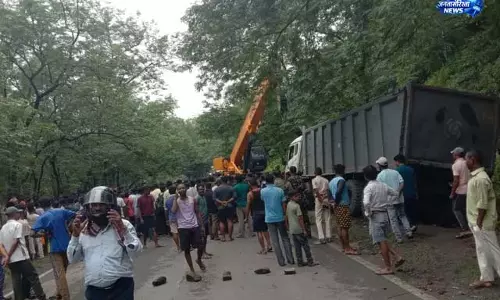 मुआवजे की मांग को लेकर रोड जाम मुआवजे की मांग को लेकर रोड जाम