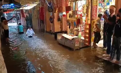 Sheopur : 5 मिनट की बारिश से चूड़ी बाजार जलमग्न, जनजीवन प्रभावित Sheopur : 5 मिनट की बारिश से चूड़ी बाजार जलमग्न, जनजीवन प्रभावित