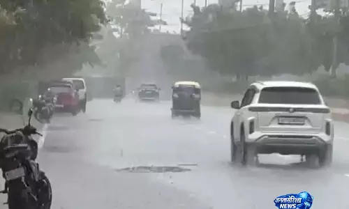 दिल्ली-NCR में मौसम अचानक बदला, बारिश शुरू; दिन में बाद में आंधी-तूफान की संभावना दिल्ली-NCR में मौसम अचानक बदला, बारिश शुरू; दिन में बाद में आंधी-तूफान की संभावना