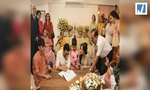 आमिर-गौरी की शादी की पहली तस्वीर आई सामने; बेटे बने रिंग बेयरर, जमीन पर बैठकर कपल ने साइन किए पेपर्स आमिर-गौरी की शादी की पहली तस्वीर आई सामने; बेटे बने रिंग बेयरर, जमीन पर बैठकर कपल ने साइन किए पेपर्स