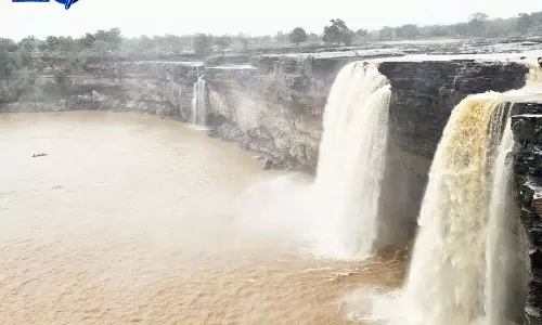 चित्रकोट जलप्रपात का बदला रूप, मानसून में बढ़ी रौनक, सैलानियों की उमड़ी भीड़ चित्रकोट जलप्रपात का बदला रूप, मानसून में बढ़ी रौनक, सैलानियों की उमड़ी भीड़