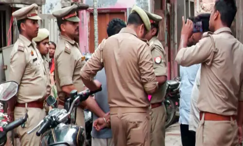 Delhi: एक व्यक्ति की चाकू मारकर हत्या करने के आरोप में तीन लोग गिरफ्तार; पुलिस ने 18 घंटे में मामला सुलझाया Delhi: एक व्यक्ति की चाकू मारकर हत्या करने के आरोप में तीन लोग गिरफ्तार; पुलिस ने 18 घंटे में मामला सुलझाया