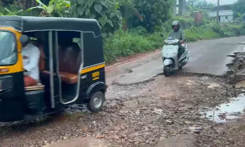Kerala : सड़क मरम्मत शिकायत पर पंचायत का अजीब जवाब Kerala : सड़क मरम्मत शिकायत पर पंचायत का अजीब जवाब