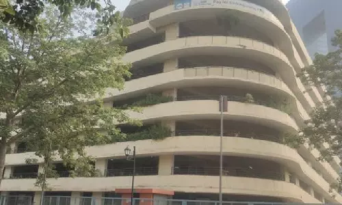 Multi-level पार्किंग से गिरकर महिला की संदिग्ध मौत Multi-level पार्किंग से गिरकर महिला की संदिग्ध मौत
