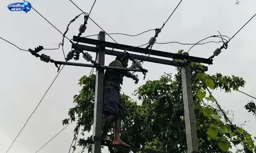 खरसावां में बिजली आपूर्ति ठप, 20 घंटे अंधेरे में लोग खरसावां में बिजली आपूर्ति ठप, 20 घंटे अंधेरे में लोग