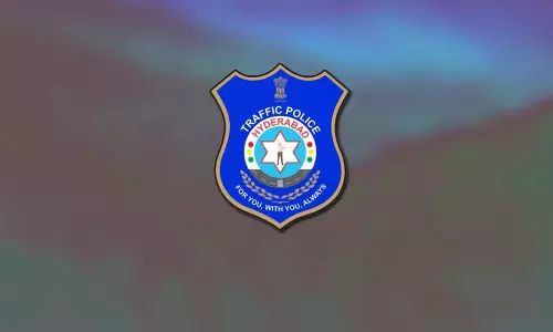 Hyderabad: नकली नंबर प्लेट लगाने वालों पर बड़ी कार्रवाई, गाड़ियां सीज़ और केस दर्ज Hyderabad: नकली नंबर प्लेट लगाने वालों पर बड़ी कार्रवाई, गाड़ियां सीज़ और केस दर्ज