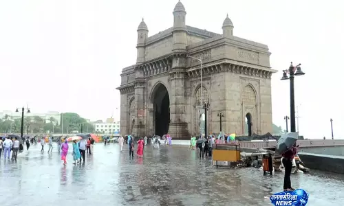 Mumbai में लगातार हो रही बारिश से मची तबाही के बीच, दुकान पर पेड़ गिरने से 63 वर्षीय व्यक्ति की मौत Mumbai में लगातार हो रही बारिश से मची तबाही के बीच, दुकान पर पेड़ गिरने से 63 वर्षीय व्यक्ति की मौत