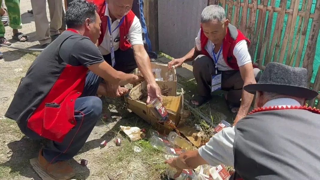 Nagaland: जब्त IMFL को लोंगसा गांव में नष्ट किया गया Nagaland: जब्त IMFL को लोंगसा गांव में नष्ट किया गया