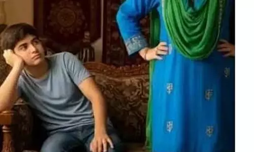 स्कूल से लौटे बच्चे से ऐसे करें बात, बदलें सवाल पूछने का तरीका