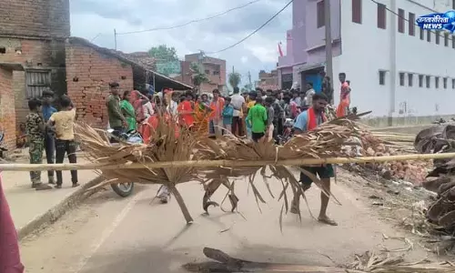 चार घंटे तक मुख्य मार्ग रहा पूरी तरह बाधित चार घंटे तक मुख्य मार्ग रहा पूरी तरह बाधित