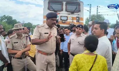 यात्रियों के बीच झड़प, ट्रेन संचालन प्रभावित