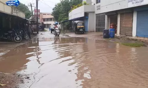 सड़कों पर जलजमाव से हाल बेहाल