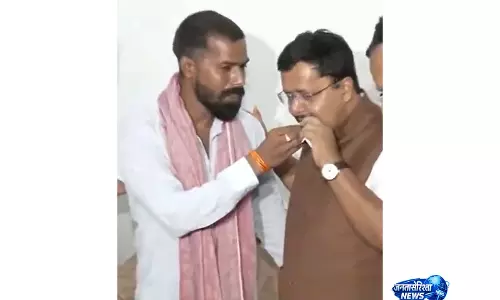 BJP नेता नितिन नवीन ने बूथ अध्यक्ष के घर का दौरा किया, ज़मीनी स्तर पर जुड़ाव को किया उजागर BJP नेता नितिन नवीन ने बूथ अध्यक्ष के घर का दौरा किया, ज़मीनी स्तर पर जुड़ाव को किया उजागर