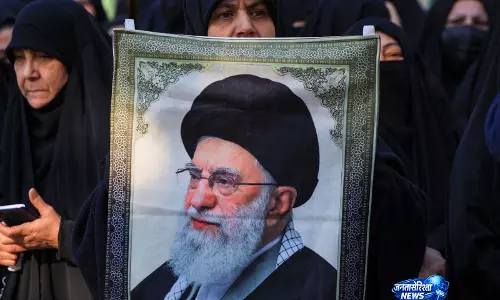 Iran: खामेनेई के अंतिम संस्कार में 13 देशों की गैरमौजूदगी, अमेरिकी दबाव के दावे Iran: खामेनेई के अंतिम संस्कार में 13 देशों की गैरमौजूदगी, अमेरिकी दबाव के दावे
