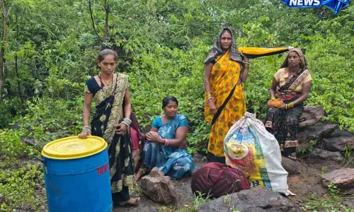 माता गढ़ मंदिर में फंसे 250 श्रद्धालुओं को सुरक्षित निकाला माता गढ़ मंदिर में फंसे 250 श्रद्धालुओं को सुरक्षित निकाला
