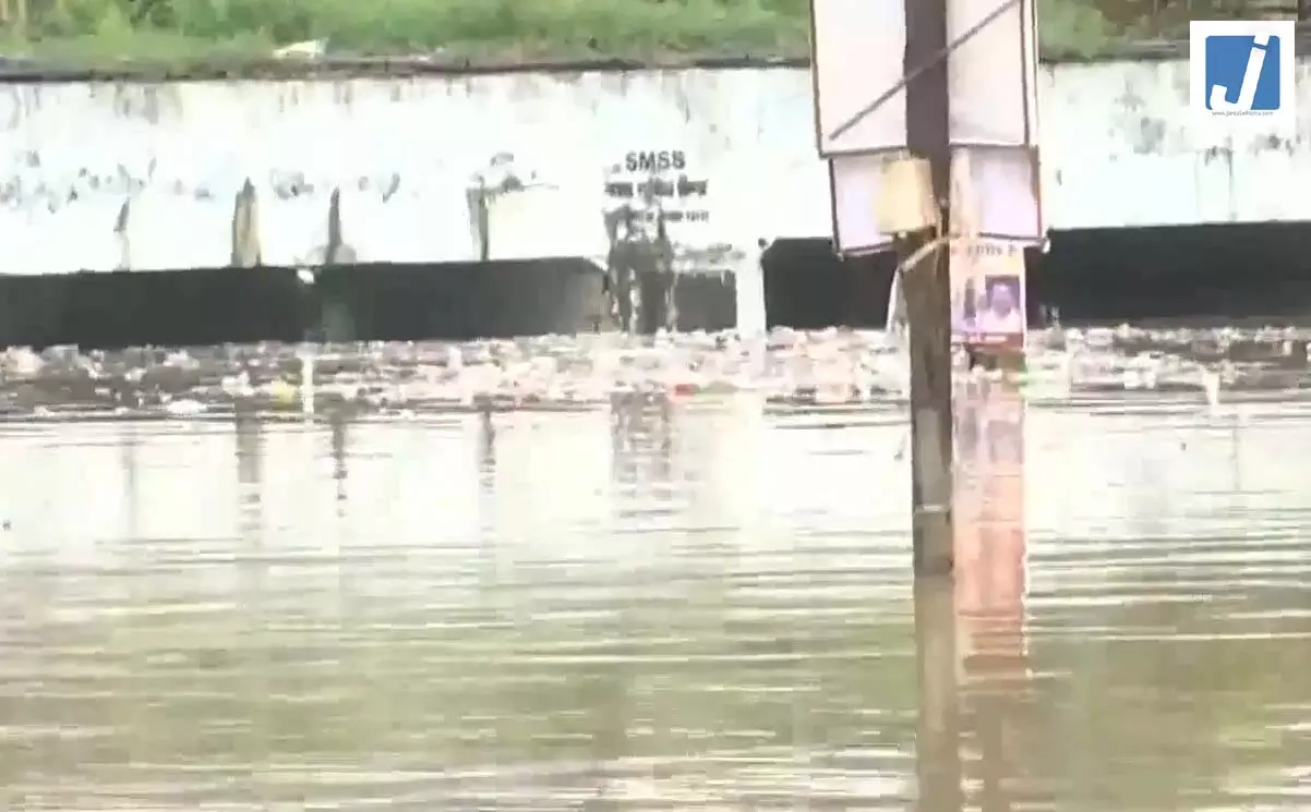 Raipur Video: भारी बारिश के कारण शहर के कई इलाकों में जलभराव, गुढ़ियारी अंडरब्रिज का नजारा... Raipur Video: भारी बारिश के कारण शहर के कई इलाकों में जलभराव, गुढ़ियारी अंडरब्रिज का नजारा...