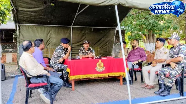 मधवापुर में SSB और ग्रामीणों के बीच बॉर्डर बैरिकेडिंग विवाद पर वार्ता मधवापुर में SSB और ग्रामीणों के बीच बॉर्डर बैरिकेडिंग विवाद पर वार्ता
