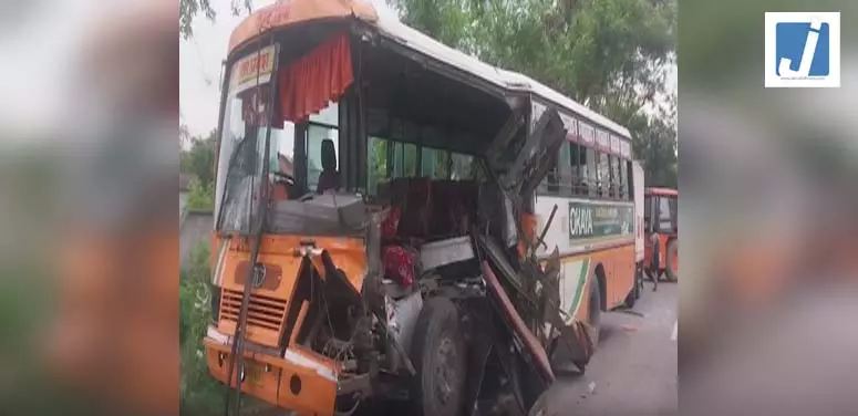 परिवहन निगम की बस ट्रैक्टर-ट्रॉली से टकराई, एक की मौत, 11 घायल