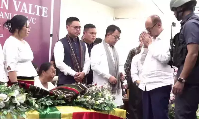 CM ने 2023 की हिंसा के बाद पहली बार चुराचांदपुर का दौरा किया, बातचीत की अपील की CM ने 2023 की हिंसा के बाद पहली बार चुराचांदपुर का दौरा किया, बातचीत की अपील की