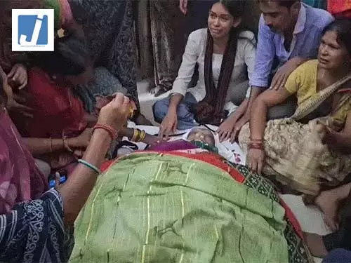 तीजन बाई का शव उनके पैतृक गांव गनियारी पहुंचा तीजन बाई का शव उनके पैतृक गांव गनियारी पहुंचा