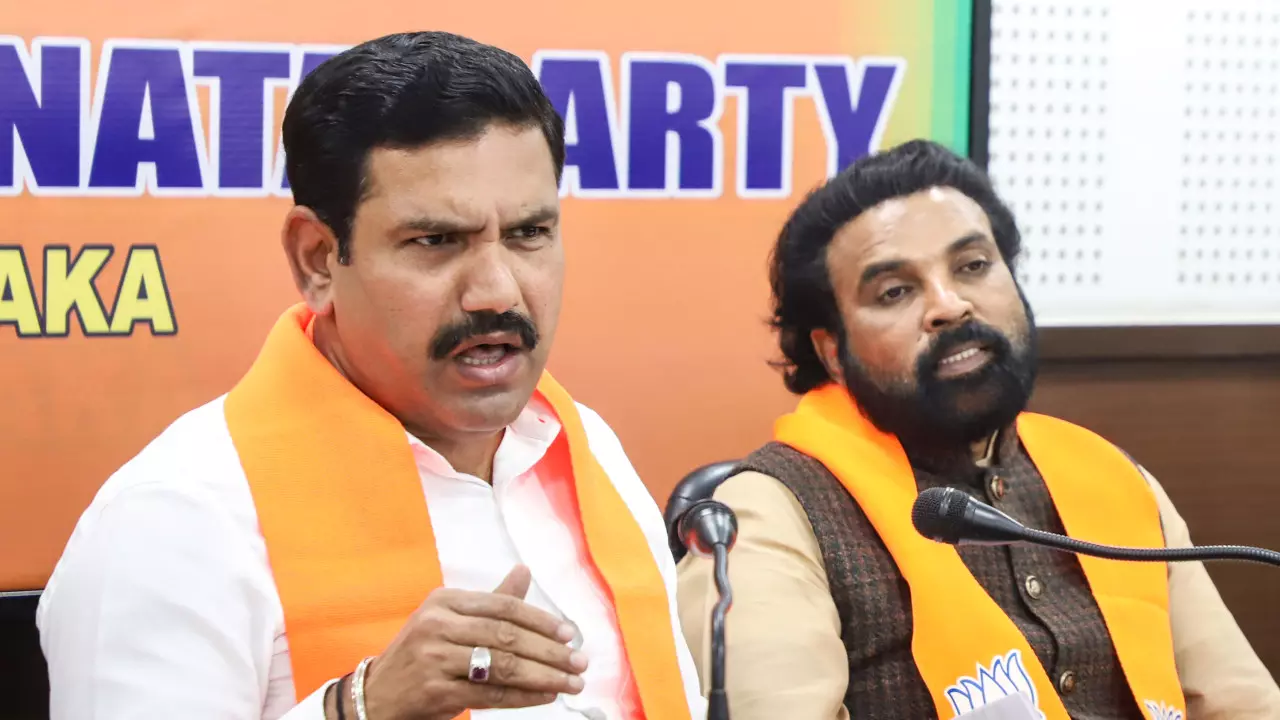 BJP का आरोप: वोटर रोल रिवीजन प्रोसेस में खामियां, CEO से की शिकायत BJP का आरोप: वोटर रोल रिवीजन प्रोसेस में खामियां, CEO से की शिकायत