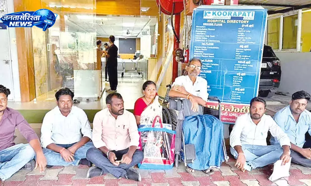 Hanumakonda : डॉक्टर पर लापरवाही के आरोप, मरीज को कई अस्पतालों में शिफ्ट किया गया Hanumakonda : डॉक्टर पर लापरवाही के आरोप, मरीज को कई अस्पतालों में शिफ्ट किया गया