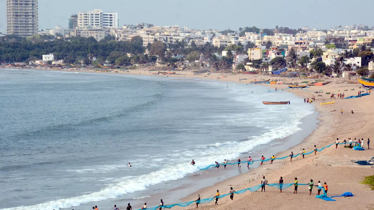 Visakhapatnam तट से लापता छह मछुआरों की तलाश जारी, एक सुरक्षित लौटा Visakhapatnam तट से लापता छह मछुआरों की तलाश जारी, एक सुरक्षित लौटा