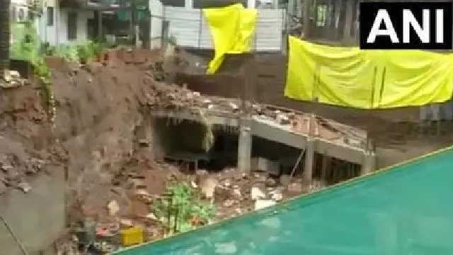 Pune की एक रिहायशी कॉलोनी में ढांचा गिरने से दो लोग घायल Pune की एक रिहायशी कॉलोनी में ढांचा गिरने से दो लोग घायल