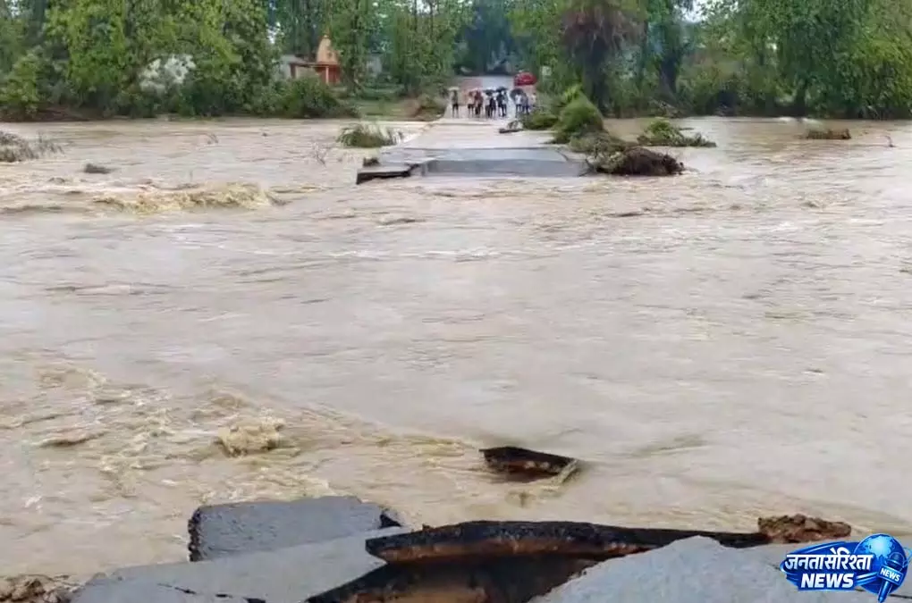 भारी बारिश से जनजीवन प्रभावित, पुराना कुसुमबोड़ा पुल टूटा, दर्जनों गांवों का संपर्क कटा भारी बारिश से जनजीवन प्रभावित, पुराना कुसुमबोड़ा पुल टूटा, दर्जनों गांवों का संपर्क कटा