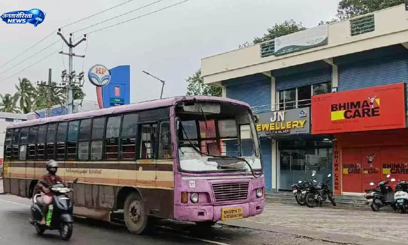 Kerala-तमिलनाडु बॉर्डर पर बस पर हमला, बाइक सवार युवक ने पत्थर फेंककर शीशा तोड़ा Kerala-तमिलनाडु बॉर्डर पर बस पर हमला, बाइक सवार युवक ने पत्थर फेंककर शीशा तोड़ा