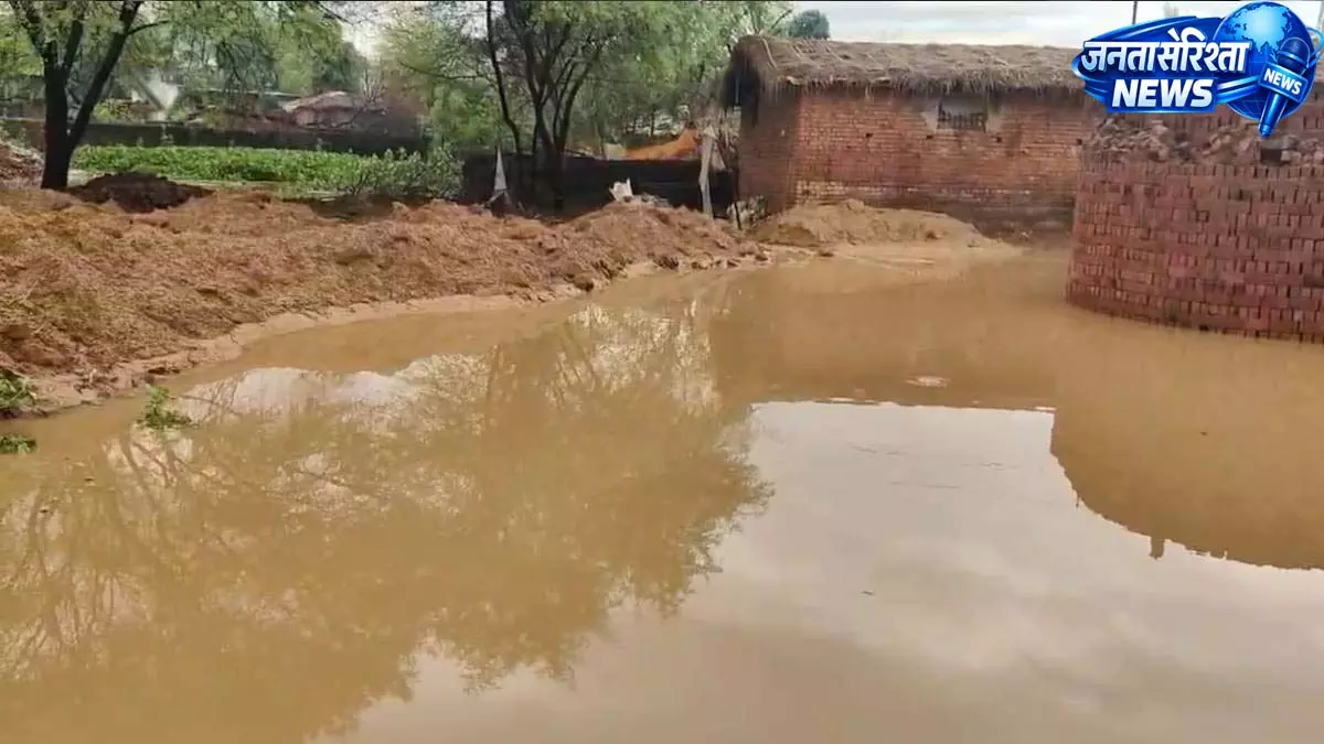 डोंगरगढ़ में पहली बारिश में जलभराव, नगर पालिका की तैयारियों पर उठे सवाल डोंगरगढ़ में पहली बारिश में जलभराव, नगर पालिका की तैयारियों पर उठे सवाल