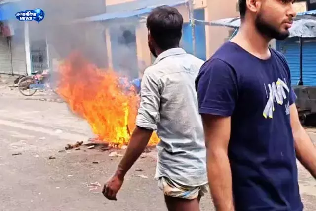 पुलिस कैंप पर भीड़ का हमला, हालात तनावपूर्ण पुलिस कैंप पर भीड़ का हमला, हालात तनावपूर्ण