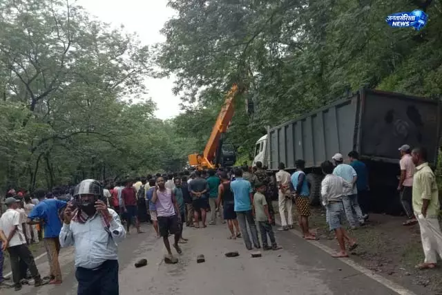 मुआवजे की मांग को लेकर रोड जाम मुआवजे की मांग को लेकर रोड जाम