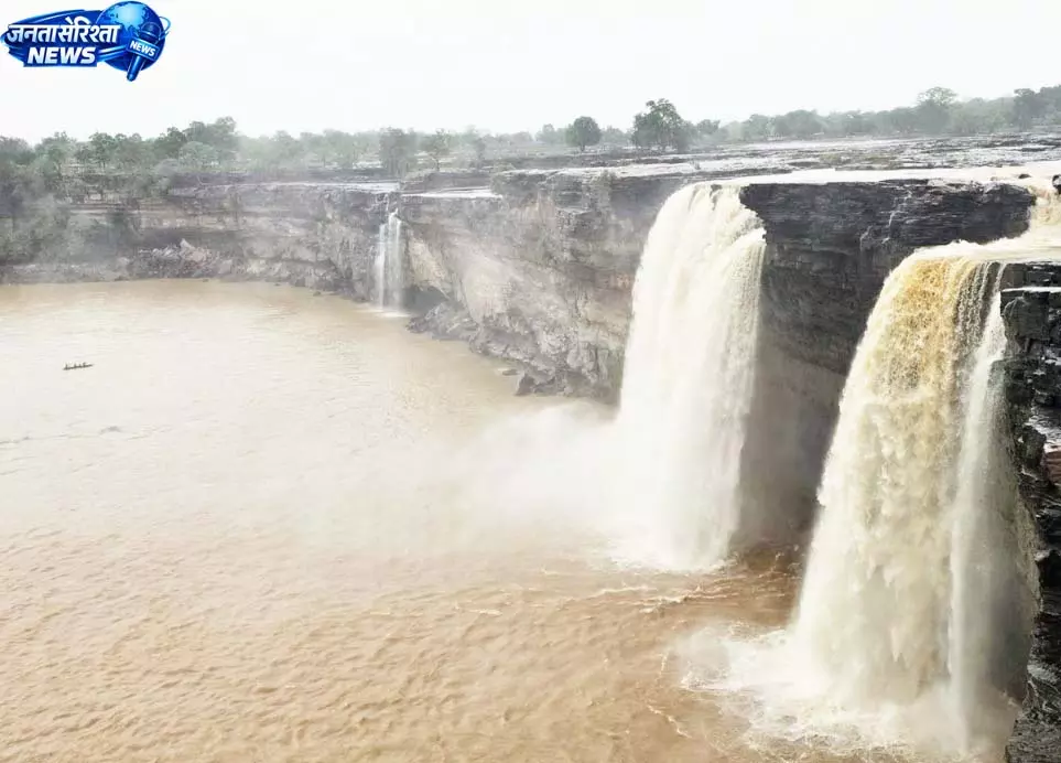 चित्रकोट जलप्रपात का बदला रूप, मानसून में बढ़ी रौनक, सैलानियों की उमड़ी भीड़ चित्रकोट जलप्रपात का बदला रूप, मानसून में बढ़ी रौनक, सैलानियों की उमड़ी भीड़