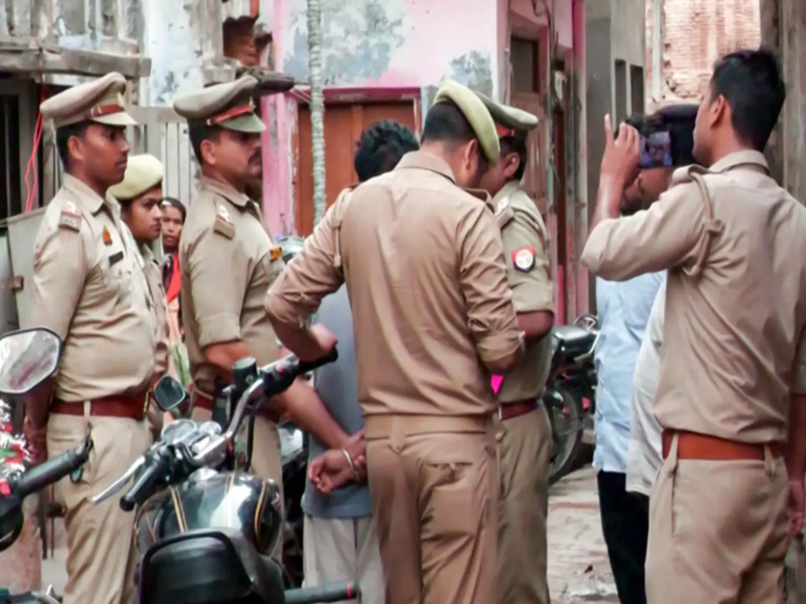 Delhi: एक व्यक्ति की चाकू मारकर हत्या करने के आरोप में तीन लोग गिरफ्तार; पुलिस ने 18 घंटे में मामला सुलझाया Delhi: एक व्यक्ति की चाकू मारकर हत्या करने के आरोप में तीन लोग गिरफ्तार; पुलिस ने 18 घंटे में मामला सुलझाया