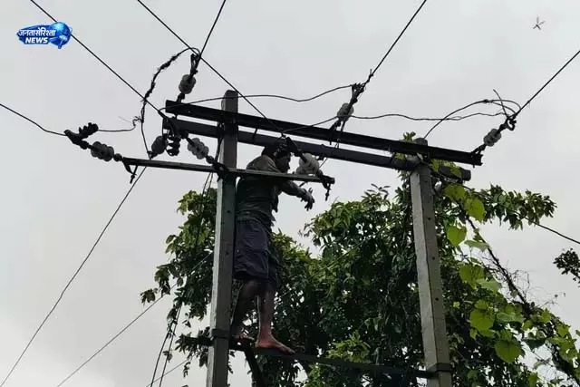 खरसावां में बिजली आपूर्ति ठप, 20 घंटे अंधेरे में लोग खरसावां में बिजली आपूर्ति ठप, 20 घंटे अंधेरे में लोग