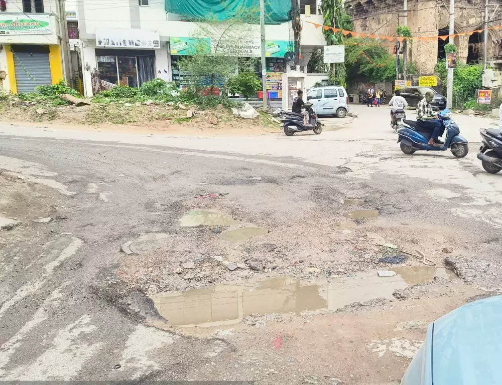 कुतुब शाही मकबरा क्षेत्र: RR5 रोड की बदहाली से लोग परेशान, पक्की मरम्मत की उठी मांग