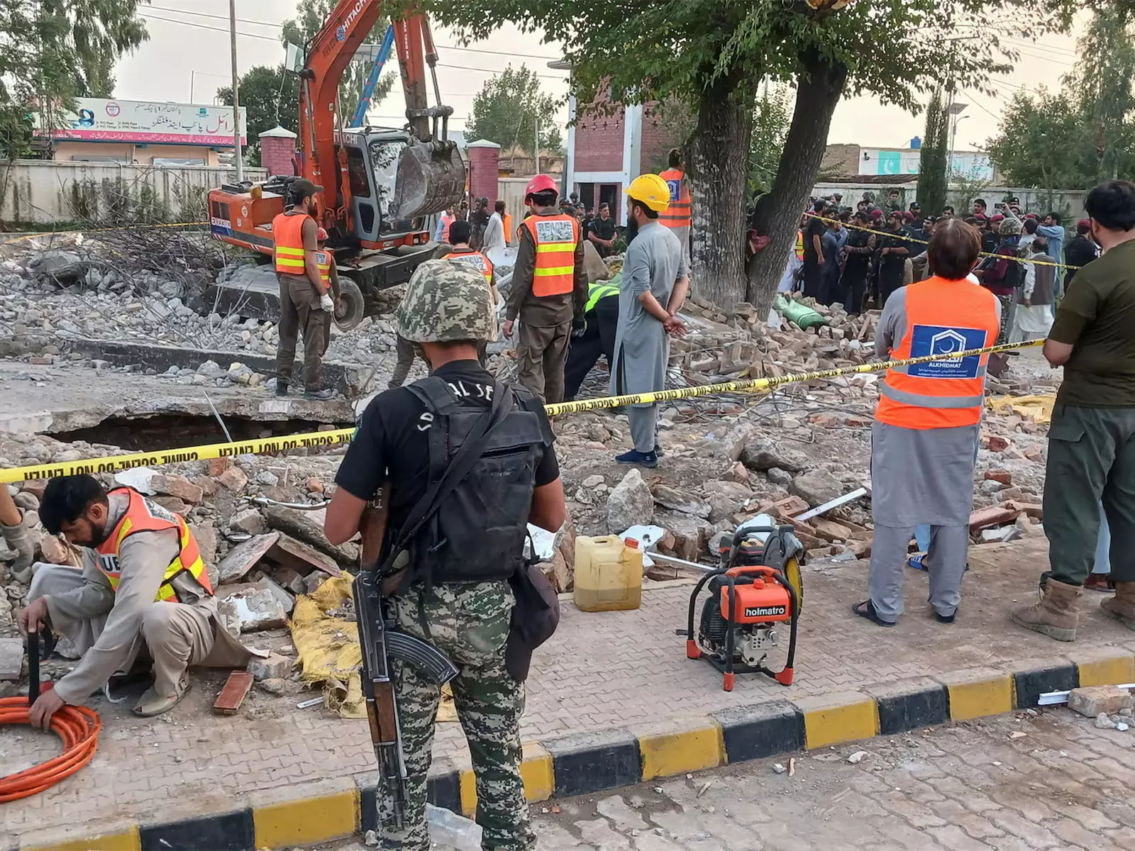 Pakistan: सफाई कार्य के दौरान जहरीले मैनहोल में दम घुटने से दो कर्मचारियों की मौत, सुरक्षा व्यवस्था पर सवाल Pakistan: सफाई कार्य के दौरान जहरीले मैनहोल में दम घुटने से दो कर्मचारियों की मौत, सुरक्षा व्यवस्था पर सवाल