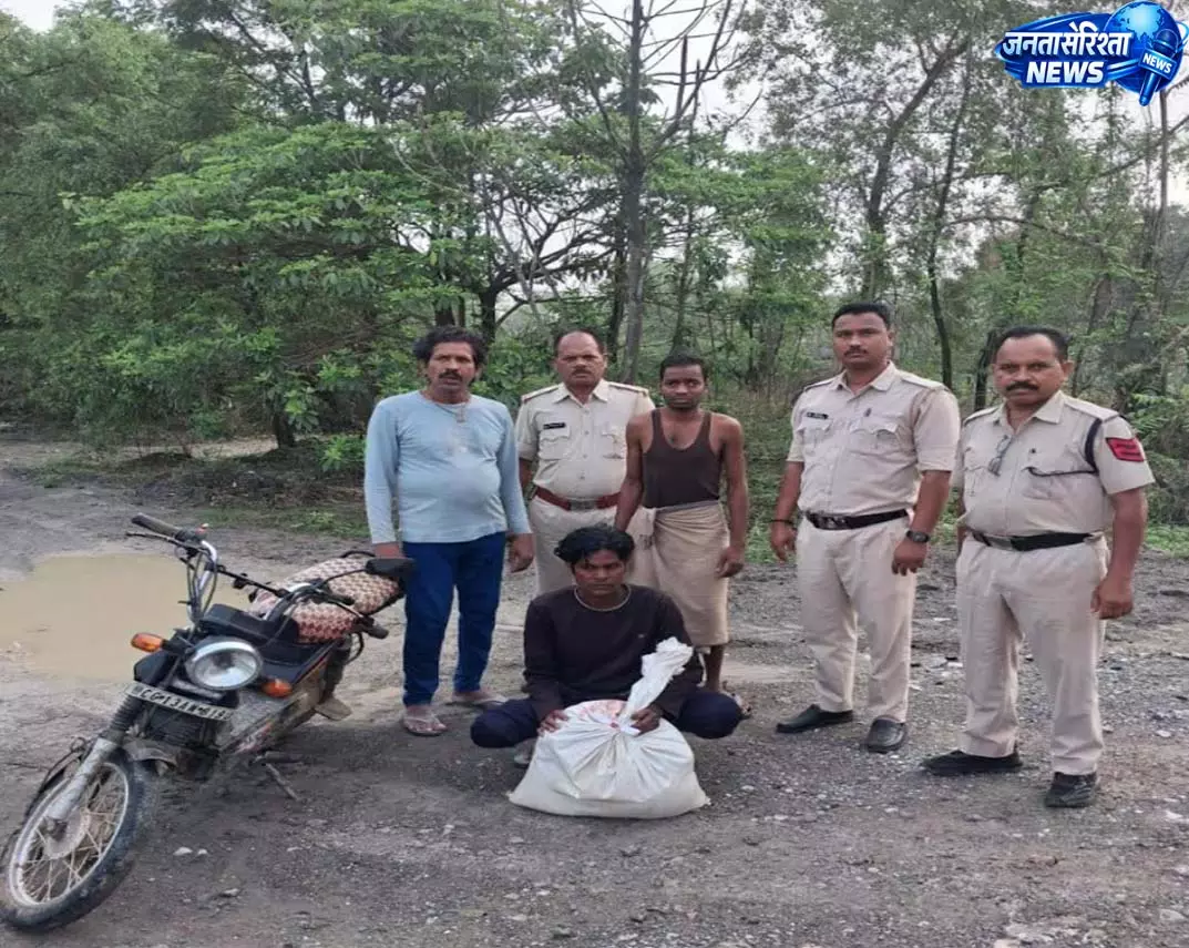 अवैध महुआ शराब के साथ दो आरोपी गिरफ्तार, आबकारी विभाग की बड़ी कार्रवाई अवैध महुआ शराब के साथ दो आरोपी गिरफ्तार, आबकारी विभाग की बड़ी कार्रवाई