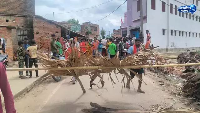 चार घंटे तक मुख्य मार्ग रहा पूरी तरह बाधित चार घंटे तक मुख्य मार्ग रहा पूरी तरह बाधित
