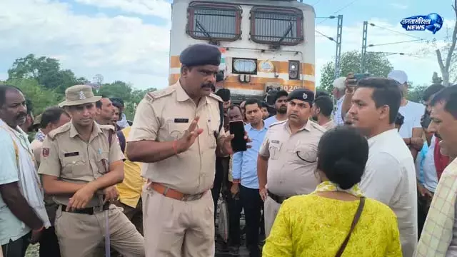 यात्रियों के बीच झड़प, ट्रेन संचालन प्रभावित यात्रियों के बीच झड़प, ट्रेन संचालन प्रभावित