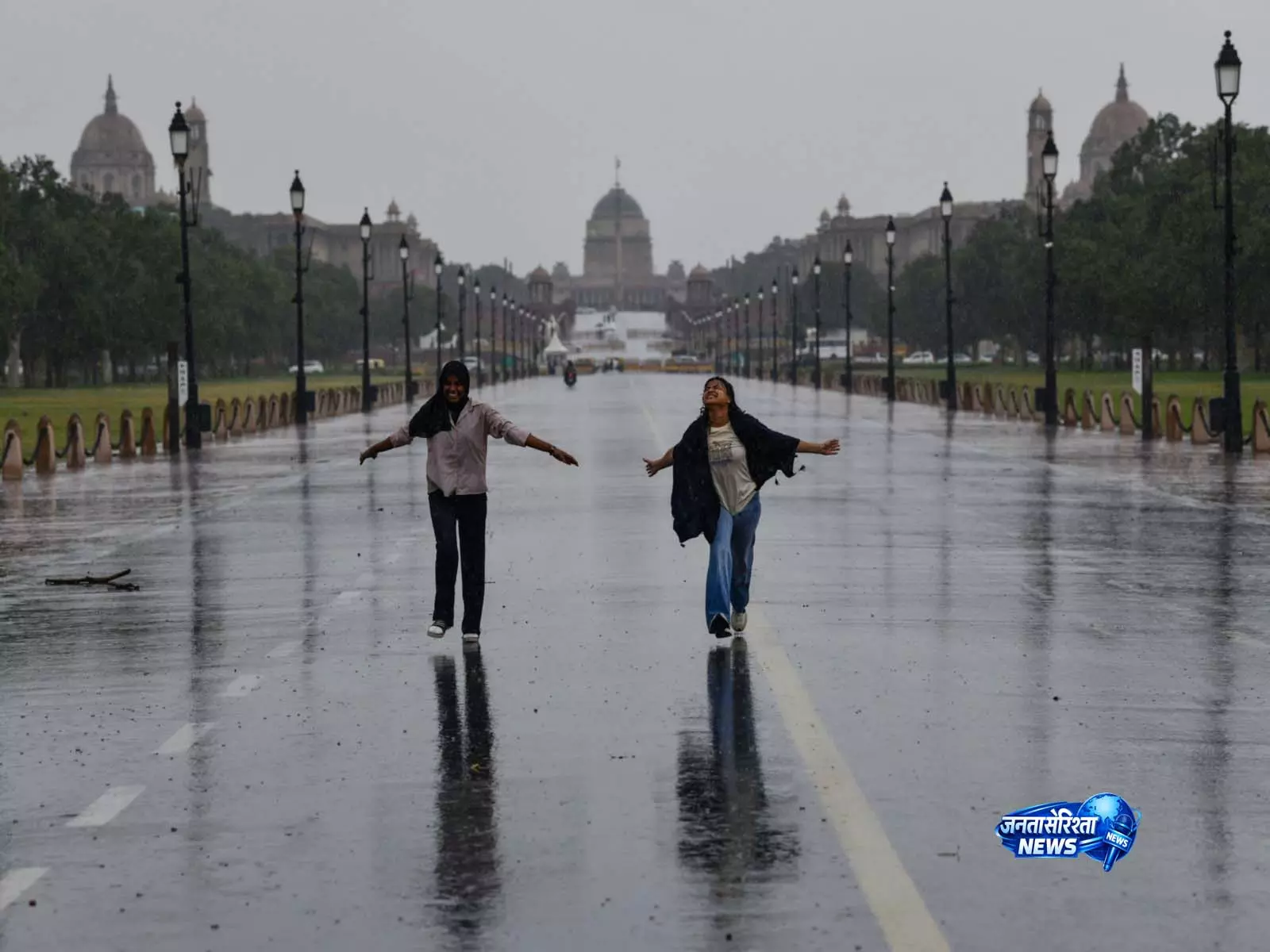 Delhi के कई इलाकों में तेज़ हवाओं के साथ मध्यम से भारी बारिश और आंधी-तूफ़ान की संभावना Delhi के कई इलाकों में तेज़ हवाओं के साथ मध्यम से भारी बारिश और आंधी-तूफ़ान की संभावना