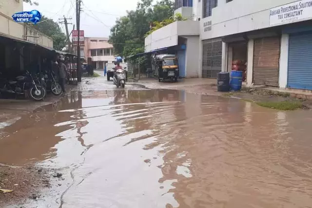 सड़कों पर जलजमाव से हाल बेहाल सड़कों पर जलजमाव से हाल बेहाल