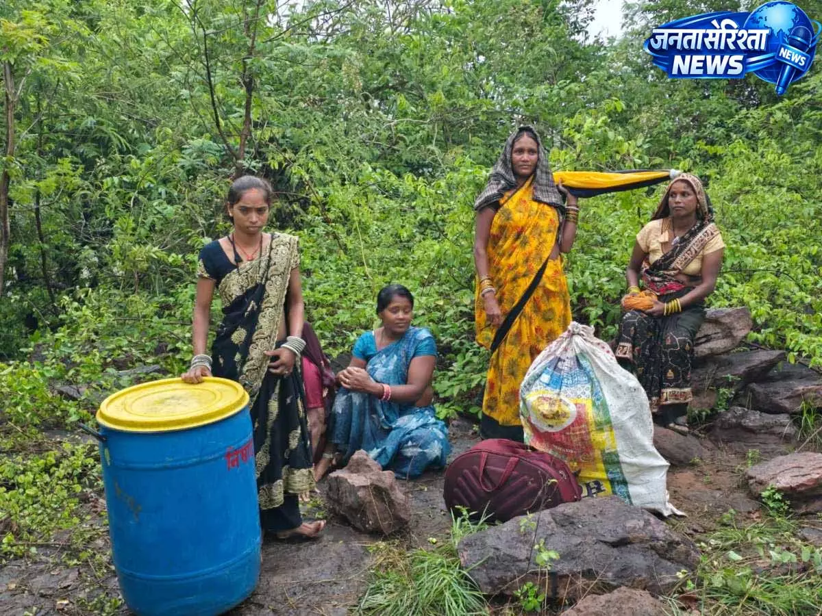 माता गढ़ मंदिर में फंसे 250 श्रद्धालुओं को सुरक्षित निकाला माता गढ़ मंदिर में फंसे 250 श्रद्धालुओं को सुरक्षित निकाला