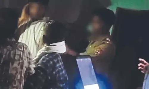 पुलिस लाइन के क्वॉर्टर में प्रेमिका को रखकर पत्नी बताता था आरक्षक, असली पत्नी ने खोली पोल पुलिस लाइन के क्वॉर्टर में प्रेमिका को रखकर पत्नी बताता था आरक्षक, असली पत्नी ने खोली पोल